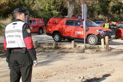 Conjunt de vehicles de la UME accedint a l'àmbit de Can Coll, a Cerdanyola del Vallès