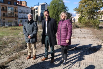 L'alcalde de Tortosa, Jordi Jordan, amb el regidor Jaume Bel i la tinent d'alcalde Mar Lleixà, visitant l'inici de les obres del nou aparcament als antics terrenys de Renfe.