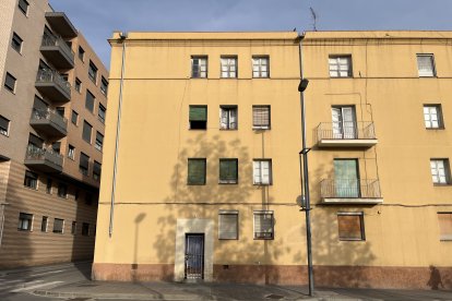 Imatge d'un dels blocs que té ADIF en propietat a Tarragona i que va ser ocupat pel Sindicat d'Habitatge.