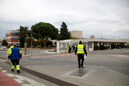 Treballadors entrant al complex industrial del polígon sud de Tarragona, on s'ubica l'empresa Elix Polymers afectada per un incendi.