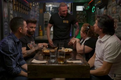 Imatge del programa d'ahir durant el dinar a l'OD  Burguer, el restaurant guanyador.