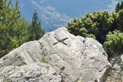 Este ambicioso proyecto ha redescubierto elementos patrimoniales olvidados, como cruces talladas en roca durante el siglo XIX.