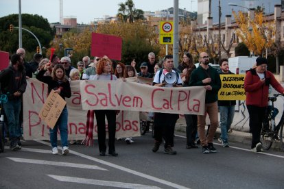 Capçalera de la manifestació en contra del projecte de càmping a Cunit que inclou una piscina d'onades artificials