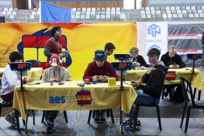 Un dels participants del Campionat d’Espanya durant la final de la categoria Megaminx, ahir, al Palau d’Esports.