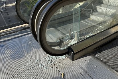 Imatge del vidre trencat a les escales del Vapor.