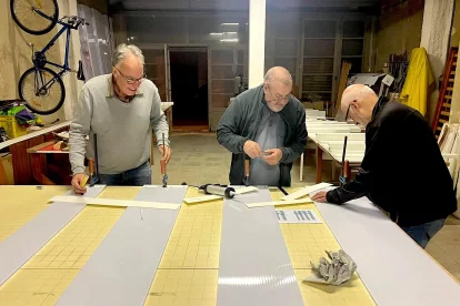 L’equip d’escenografia dels Pastorets de l’Espluga durant els primers treballs de renovació.