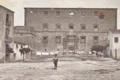 Imatge d’arxiu de l’estat del Castell del Icart l’any 1930.