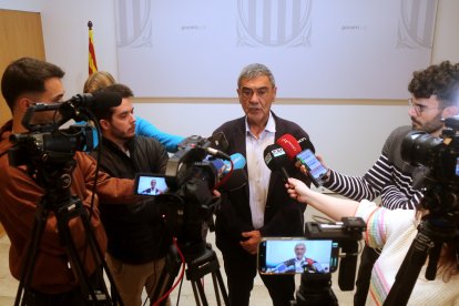 El delegat del Govern a les Terres de l'Ebre, Joan Castor Gonell, atén els mitjans de comunicació al palau Abària de Tortosa.