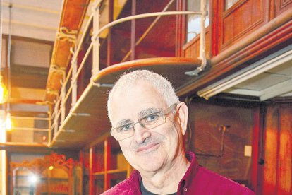 L'escriptor Raimon Portell, amb un exemplar de 'La Casa Navàs'.