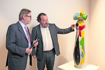 Santiago J. Castellà, president de Port Tarragona, i Julio Niebla, comissari de l’exposició, amb ‘Dona i Ocell’.