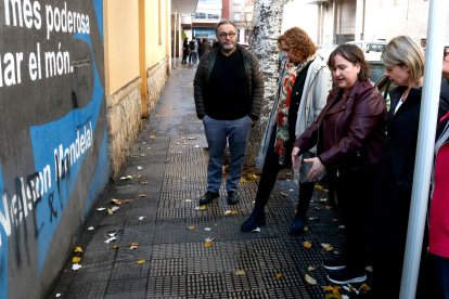 La regidora de Bon Govern, Transparència i Participació de Reus, Montserrat Flores, assenyala on podira estar ubicada la fossa del pou de Pich i Aguilera