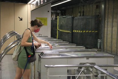 Imatge d'una dona amb mascareta al metro de Barcelona