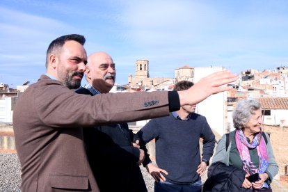 L'alcalde d'Alcanar, Joan Roig, parlant amb membres de la taula des del terrat de l'Ajuntament.