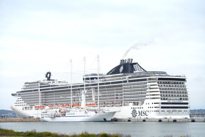 Dos creuers atracats al Moll de Balears.