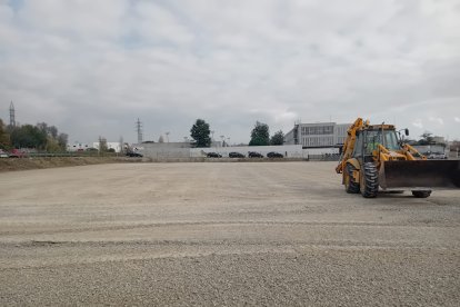 Treball de manteniment de l'aparcament dissuasiu del Pi del Burgar.