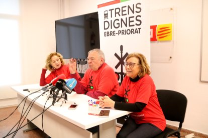 Cinta Galiana, Josep Casadó i Pepi Borràs, representants de Trens Dignes en roda de premsa