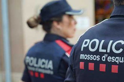 Imatge d'arxiu de dos agents de Mossos d'Esquadra.
