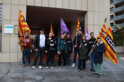 Diverses persones donant suport a la treballadora acomiadada de la residència La Marinada després de la conciliació feta als Serveis Territorials de Treball de Tarragona