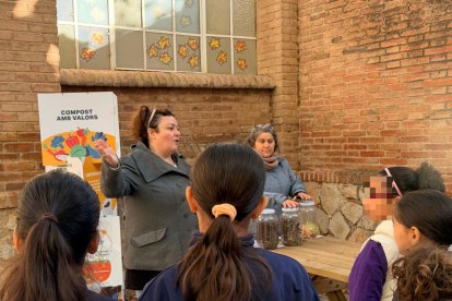 Fotografia d'una sessió informativa de la Fundació Formació i Treball a l'Escola Prat de la Riba.