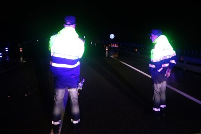 Agents dels Mossos a la carretera N-340 a Alcanar, tallada per l'acumulació de pluja