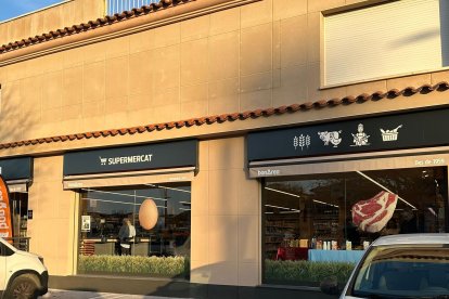 Exterior de la nova botiga de bonÀrea a Segur de Calafell.