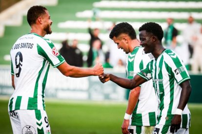 Bassele té un molt bon xut des de fora de l’àrea i una gran capacitat física.