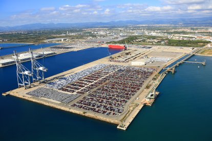 Imatge aèria del Moll d'Andalusia del Port de Tarragona.