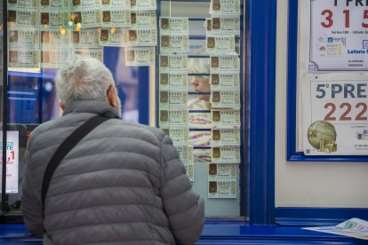 Imatge d'un home comprant un bitllet de loteria