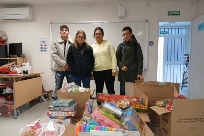 Donació de joguines de l'IFE de Domènech i Montaner al Centre Social El Roser.