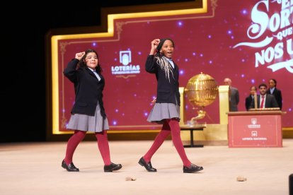 Nenes de San Ildefonso canten un cinquè premi.