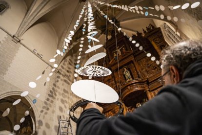 La Neulada penja davant l’altar major de l’església de Sant Joan de Valls.
