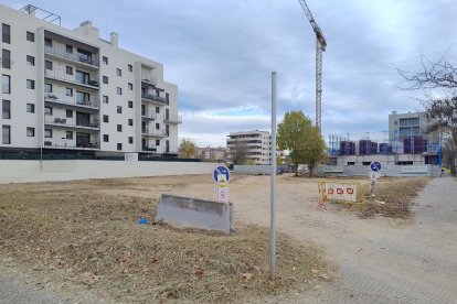Imatge d'un solar on es construirà un edifici amb habitatges de protecció oficial.