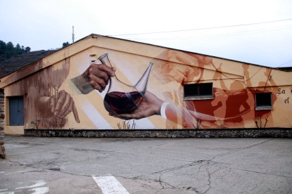 El nou mural de Porrera dels artistes Jan Zefor, Marina Agut I Martí Huguet recrea i reivindica la història del vi i del municipi.