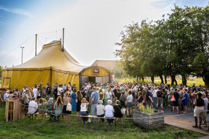 Cua per visitar l'espectacle al Cirque Pardi!