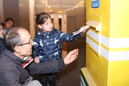 Una nena diposita la seva carta a la Bústia Reial