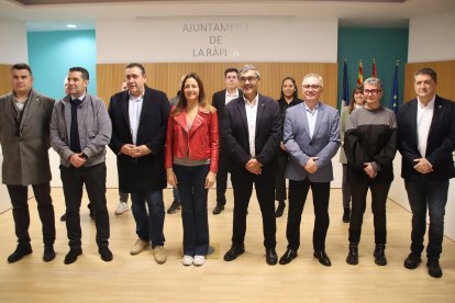 L'alcalde de la Ràpita, Javier Reverté, la consellera d'Educació, Esther Niubó, i el delegat del Govern a les Terres de l'Ebre, Joan Castor Gonell, en l'acte d'anunci de construcció d'un nou institut a la Ràpita