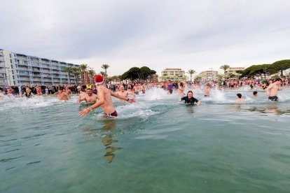 Molts participants segueixen la tradició de disfressar-se.