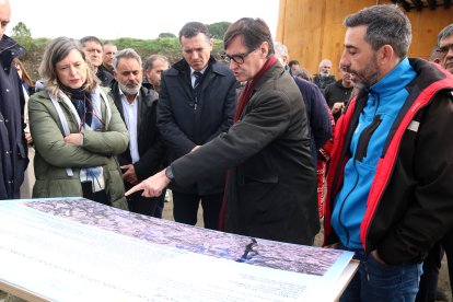 El president Illa visitant les obres de captació