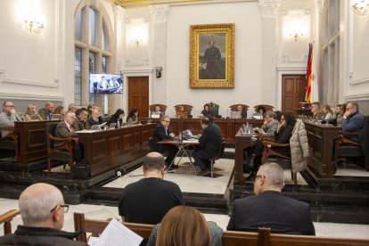 Fotografia del ple municipal de Reus del 29 de desembre de 2025 que va aprovar els comptes per l'any 2026.  Protesta silenciosa d'agents de la GUR durant el ple municipal.