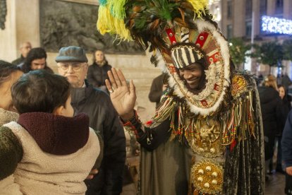 Fotografia del patge reial saludant a un infant de Reus durant la seva arribada a la ciutat.