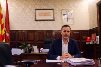 L'alcalde sortint de Tortosa, Jordi Jordan, al seu despatx de l'Ajuntament