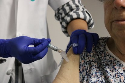 Una professional del CAP Les Corts, vacunant una pacient de menys de 80 anys de la grip i la covid.