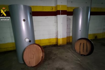 Imagen de los termos industriales que utilizaban para ocultar la marihuana en su transporte por carretera.