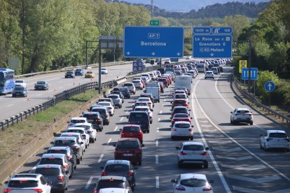 Congestió a l'AP-7 a l'altura de la Roca del Vallès.