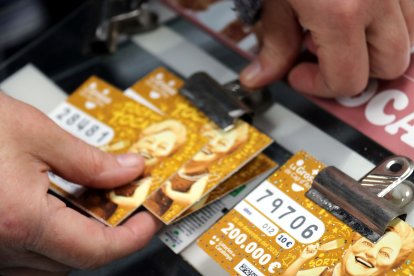 Butlletes de la Grossa de Cap d'Any en una botiga de Manresa