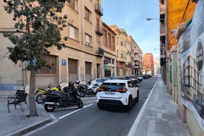 Fotografia del carrer Doctor Robert, on actualment circulen entre 700 i 800 vehicles cada hora.