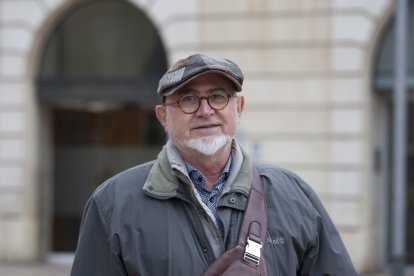 Víctor Sentís, especialista en Cirurgia Ortopèdica i Traumatologia jubilat, davant l'Antic Hospital Sant Joan.