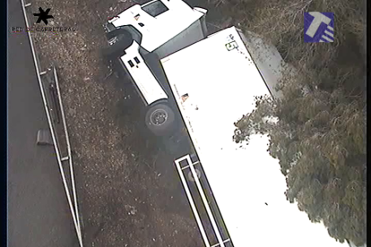 Imatge aèria del camió bolcat a l'AP-7 al Baix Camp.