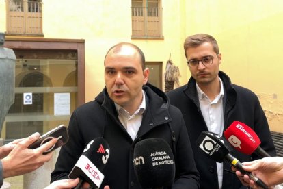 El conseller de la Presidència, Albert Dalmau, durant una atenció als mitjans