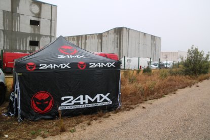 Tendes i vehicles al voltant de la nau on se celebra una rave il·legal a la Sénia